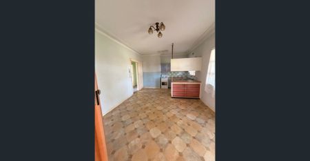 Priced to reflect its charm and retro style - Photo 5