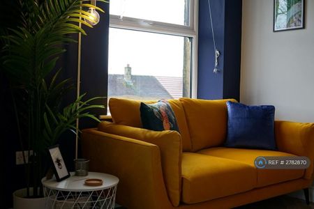 1 bedroom in a house share to rent - Photo 2