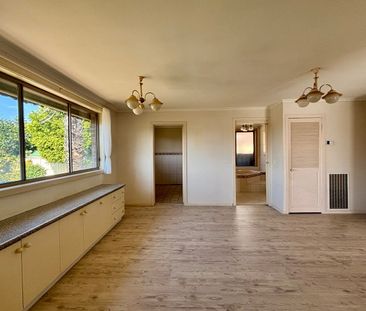 Spacious Family Home in Prime Lalor Location!! - Photo 1