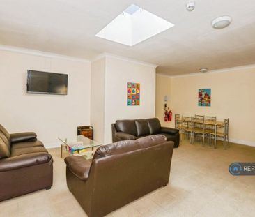 1 bedroom in a flat share to rent - Photo 3