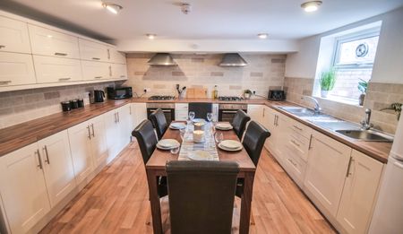 Fantastic 7 Bed House Share in Burley! Room 4 - Photo 2