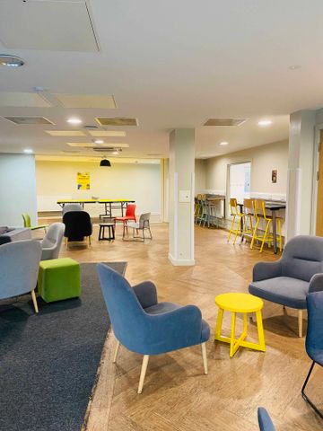 Large High Single Ensuite - Photo 4