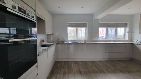5 bedroom detached house to rent - Photo 4