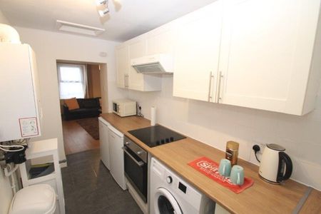 2 Bedroom | 37 North Street, PL4 8DL - Photo 5