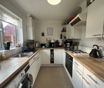 3 bedroom Semi-Detached House to let - Photo 4