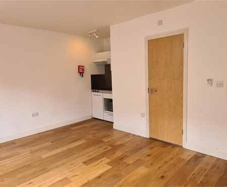 Flat 2, 24 Newmarket Road, Cambridge - Photo 2