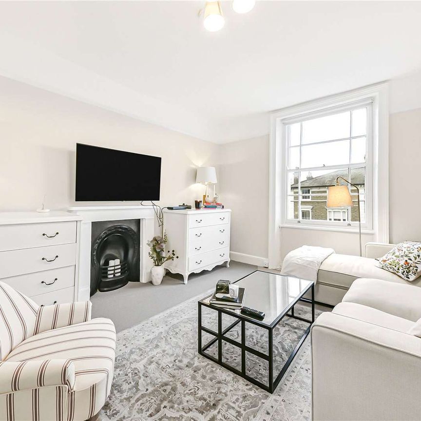 Top floor two bedroom set in the heart of St. John's Wood. - Photo 1