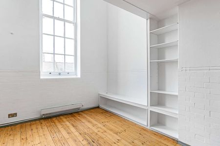 Beautiful duplex loft apartment set within an iconic school conversion. - Photo 2