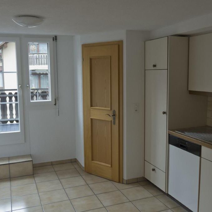 frisch renovierte, helle 3.5 Zimmer Wohnung mit Aussicht auf die Berge - Photo 1
