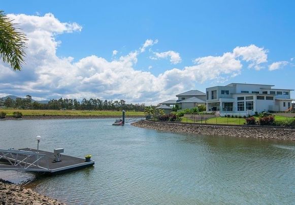 Spacious Waterfront Family Home in Helensvale! - Photo 1