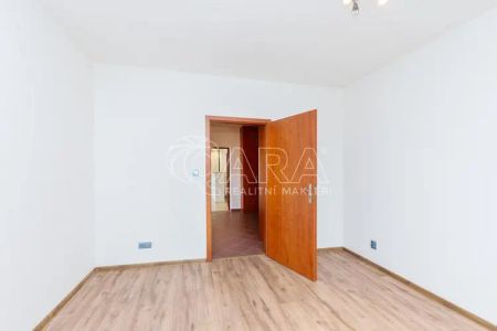 Pronájem prostorného bytu 3+1 s lodžií, 68 m and sup2; Helsinská, Tábor - Fotografie 4