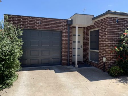 Perfectly Positioned Rear Unit – Peaceful, Private & Immaculately Presented - Photo 4