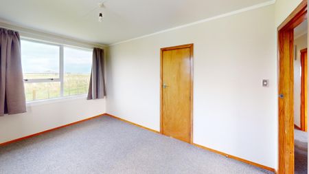 Longburn - 4 Bedrooms - Photo 4