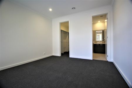 SPACIOUS 3 BEDROOM TOWNHOUSE - Photo 5