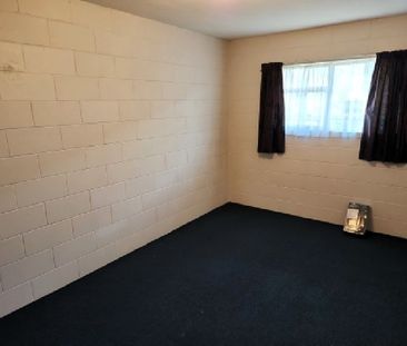 Two bedroom apartment in a handy location - Photo 3