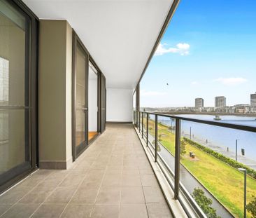 Immediate Waterfront Luxury - Photo 1