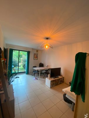 L'appartement se trouve à proximité immédiate des transports en commun, - Photo 1