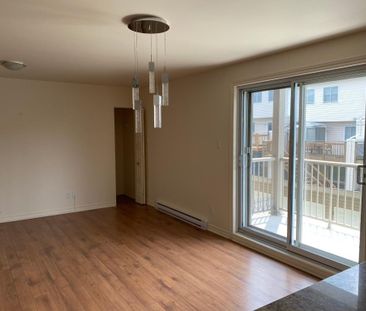 4.5 A LAVAL TRÈS TRANQUILLE CONSTRUCTION SUPÉRIEURE ASCENSEUR - Photo 3