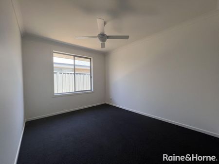 4 Bedroom Home Family Home! - Photo 3