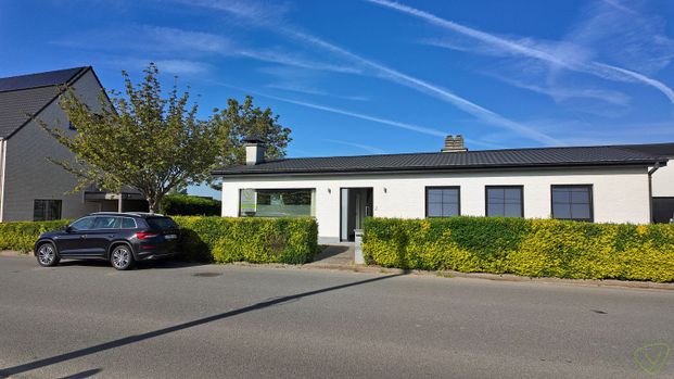Gerenoveerde open bebouwing met 3 slaapkamers, zuidgerichte tuin en dubbele staanplaats! - Foto 1
