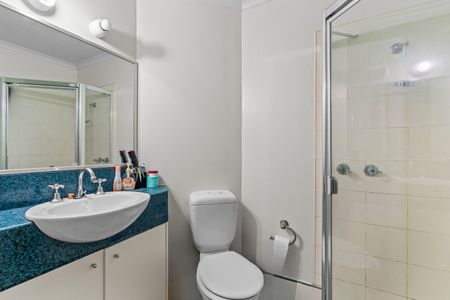Prime St Kilda Road Location - Move-In Ready Apartment - Photo 5