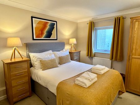 A two-bedroom, one-bathroom, newly re-decorated fully furnished apartment located at Cambridge Leisure Park with allocated parking. Providing excellent access to Addenbrookes and Cambridge City Centre. - Photo 5