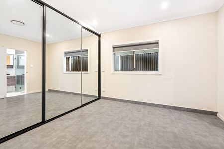 Spacious and Modern Three Bedroom Home - Photo 2