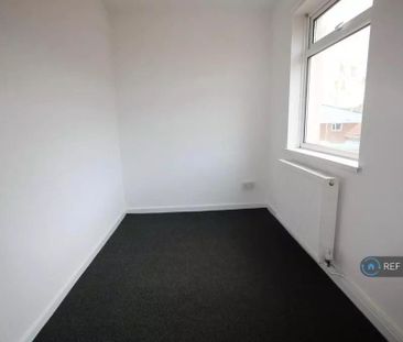 3 bedroom flat to rent - Photo 5