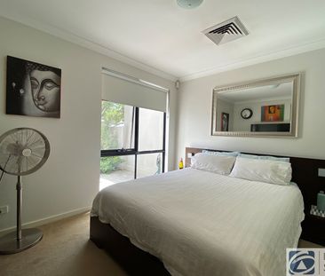 FANTASTIC TOWNHOUSE WALKING DISTANCE TO CAFES - Photo 6