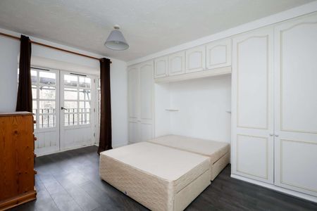 Charming two bedroom apartment with off-street parking near Wimbledon Common. - Photo 5