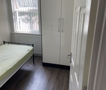 Room in a Shared House, Ham Park Road, E15 - Photo 3