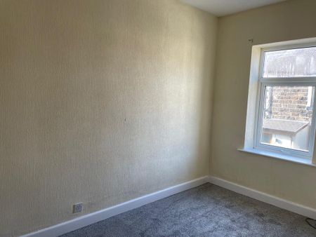 2 bedroom end of terrace house to rent - Photo 2