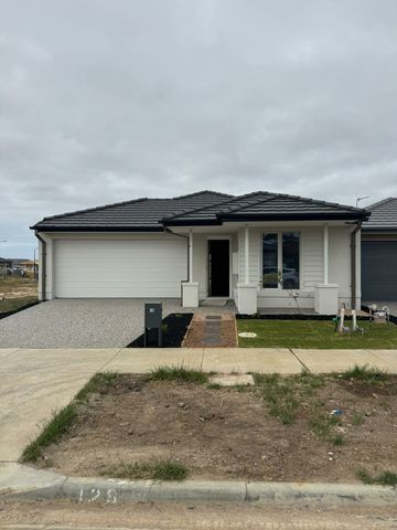 10 Buttercup Crescent, Armstrong Creek VIC 3217 - House For Rent | Domain - Photo 3