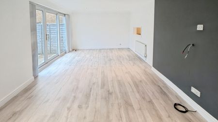 3 bedroom House To Let - Photo 3