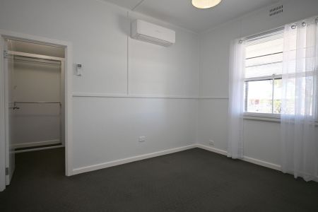 Neat & Freshly Painted 3 bedroom home - Photo 3