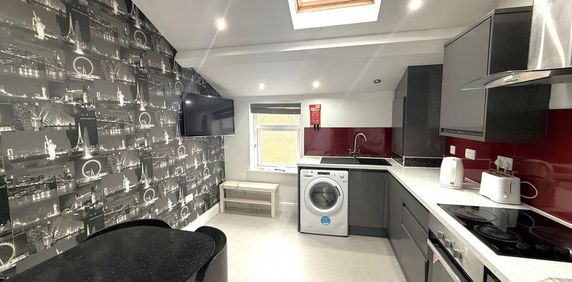 1 bedroom in a house share to rent - Photo 2