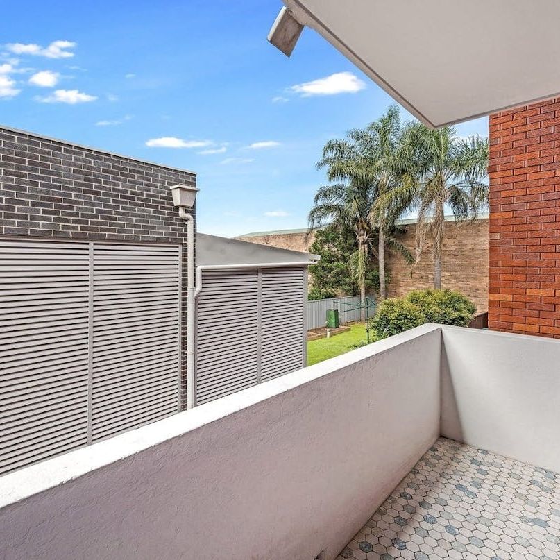 Charming Two-Bedroom Apartment in Roselands - Photo 1