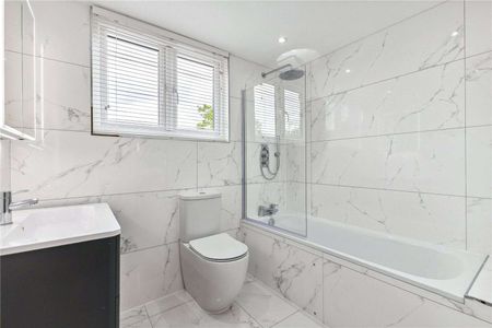 A five bedroom family home in the village of Chobham. - Photo 4
