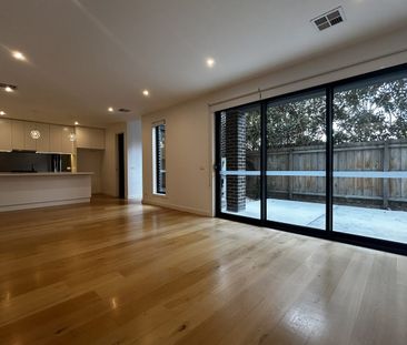 Fully Modern Townhouse In An Excellent Location! - Photo 2