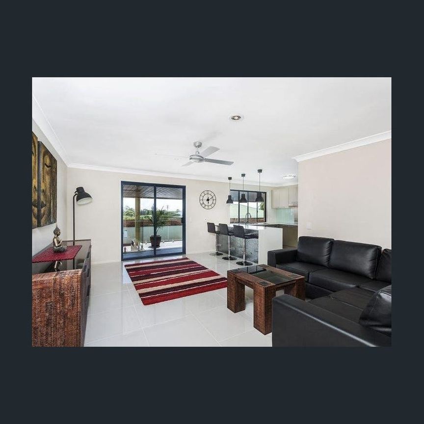 Spacious Family Home with Pool & Granny Flat in Prime Helensvale Location - Photo 1