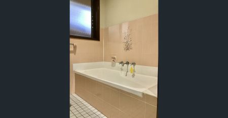 SPACIOUS FAMILY HOME IN A PRIME LOCATION - Photo 3