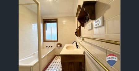 Charming Three Bedroom Home - Ducted Air - Large Entertaining Areas - Photo 4