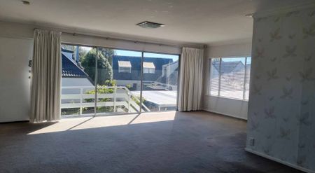 Stylish Spacious Three Bedroom Apartment! - Photo 2