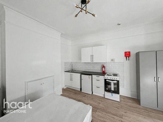 1 bedroom in a house share to rent - Photo 1