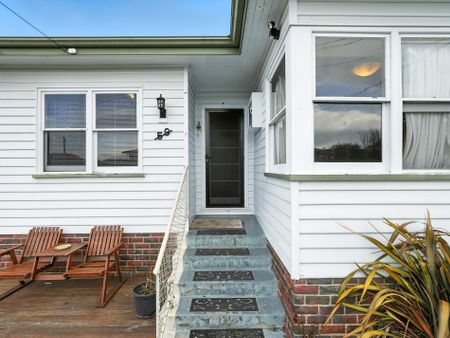 Comfortable Family Home with Beautiful Mountain Views Including Gardener - Photo 4