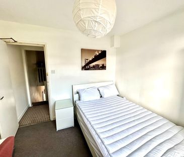 Room in a Shared House, Bellevue Road, SO15 - Photo 4