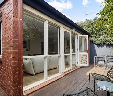 Wide-frontage residence in coveted garden setting - Photo 5