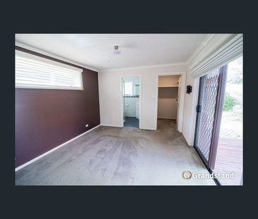 5 Duntroon Drive, Wantirna, Vic 3152 - Photo 2