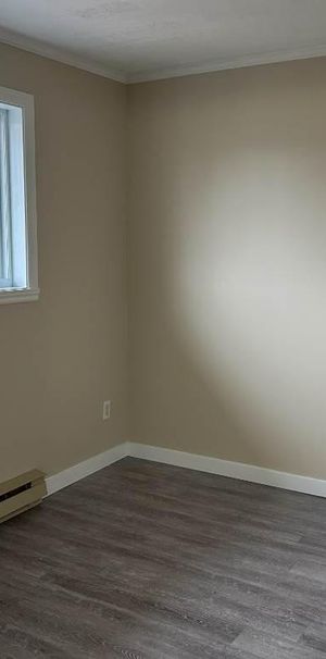 BEAU 5 1/2 - EMPLACEMENT IDÉAL - STATIONNEMENTS - Photo 1