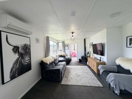 A sunny, tidy & comfortable three bedroom home - Photo 1